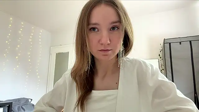 smalllisa online show from June 6, 2026, 2:11 pm
