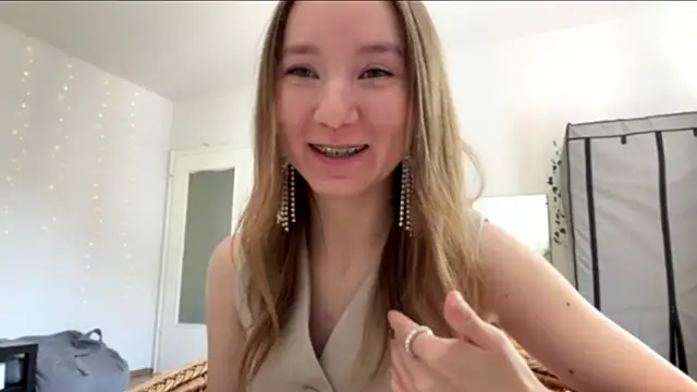 smalllisa online show from June 7, 2026, 2:10 pm