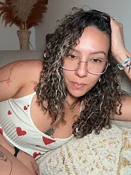 Snapshot of leana_bgeee chatting on June 3, 2026, 11:21 pm leana bgeee online show from June 3, 2026, 11:21 pm