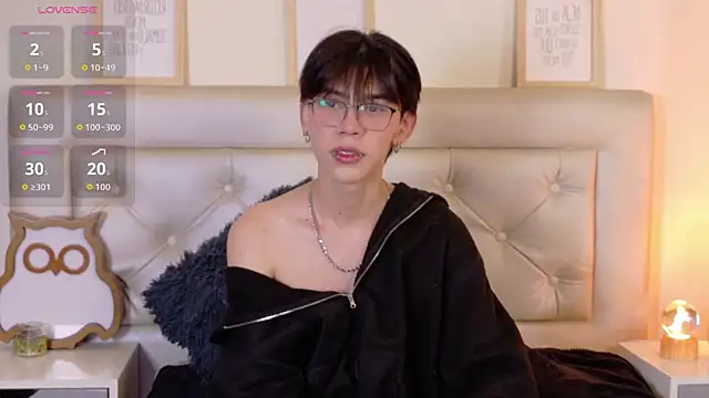 Snapshot of Kim_Adrien chatting on June 7, 2026, 3:32 am Kim Adrien online show from June 7, 2026, 3:32 am