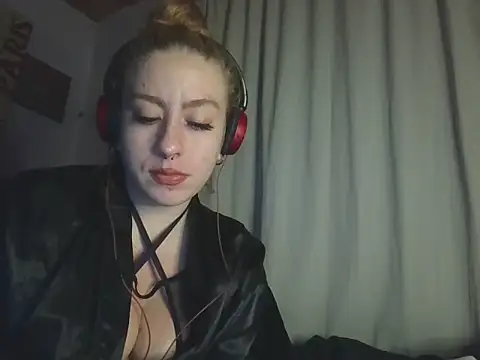 DollPhanie online show from June 7, 2026, 2:27 am