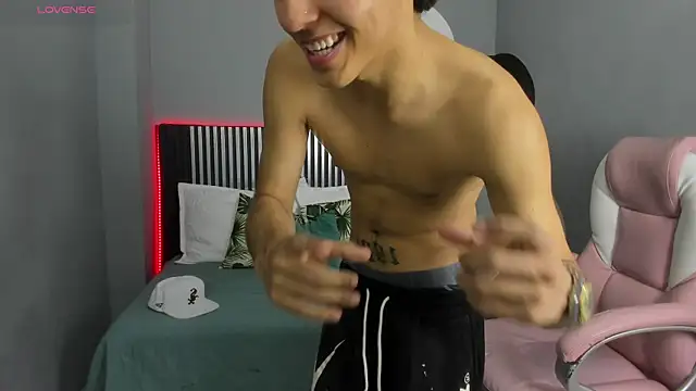 Axel Mendozaa online show from June 9, 2026, 7:58 pm