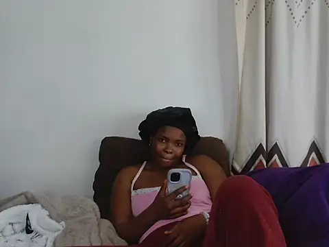 Snapshot of RoyalMuse chatting on June 4, 2026, 6:14 pm RoyalMuse online show from June 4, 2026, 6:14 pm