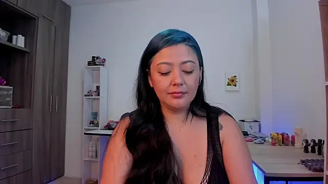 LauraToro  online show from March 25, 2026, 4:02 pm