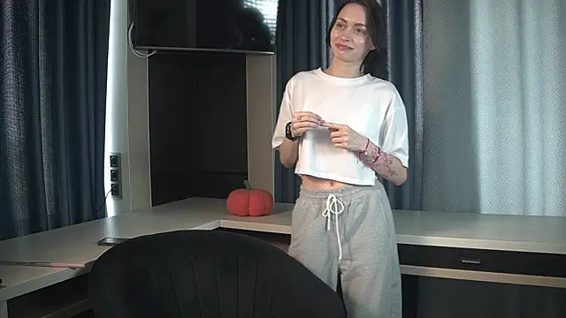ErminiaBiles online show from June 14, 2026, 8:49 am