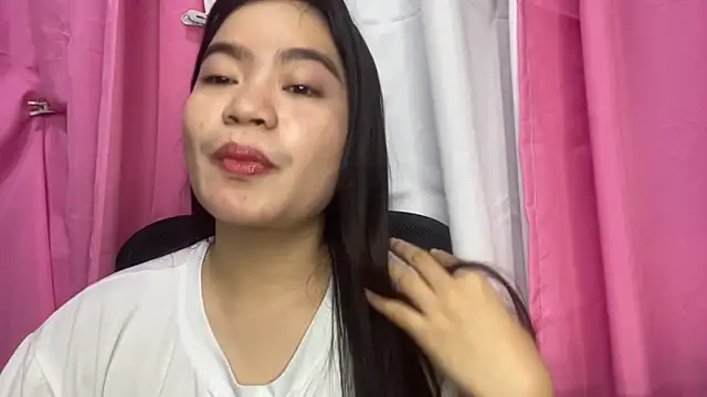 Snapshot of LouveniaDebeer chatting on June 16, 2026, 1:25 pm LouveniaDebeer online show from June 16, 2026, 1:25 pm