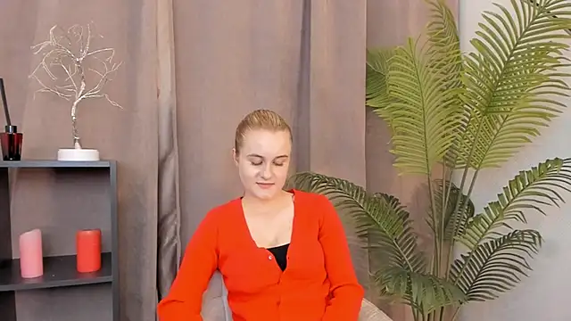 Snapshot of CaroleeIlle chatting on June 17, 2026, 12:07 pm CaroleeIlle online show from June 17, 2026, 12:07 pm