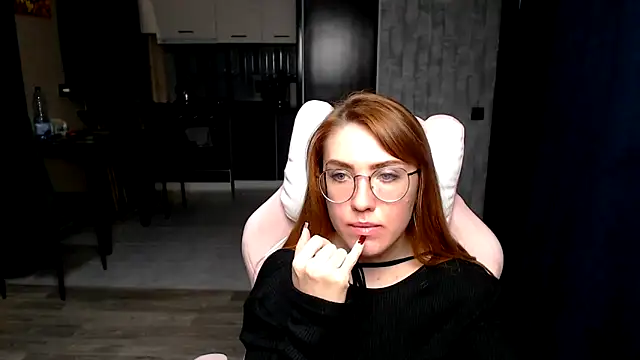 Reginasmilee online show from November 17, 2025, 1:17 pm