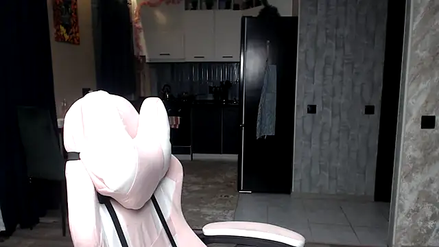 Reginasmilee online show from March 18, 2026, 3:53 am