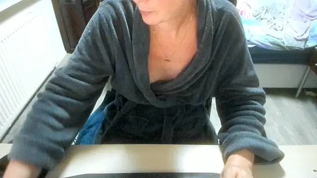 minoesje37 online show from November 17, 2025, 8:25 pm