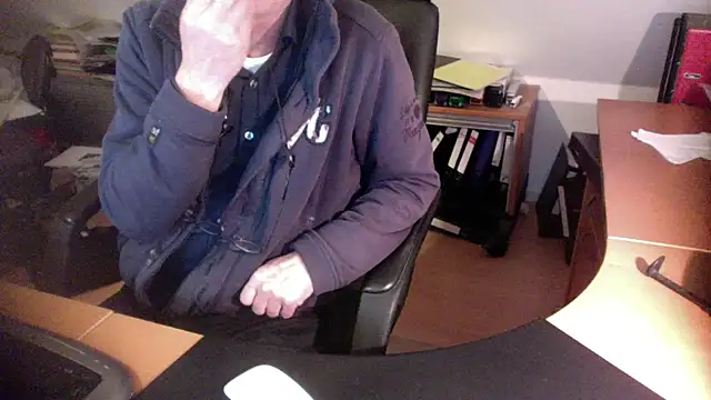 Snapshot of outlaw200 chatting on December 3, 2024, 6:28 pm outlaw200 online show from December 3, 2024, 6:28 pm