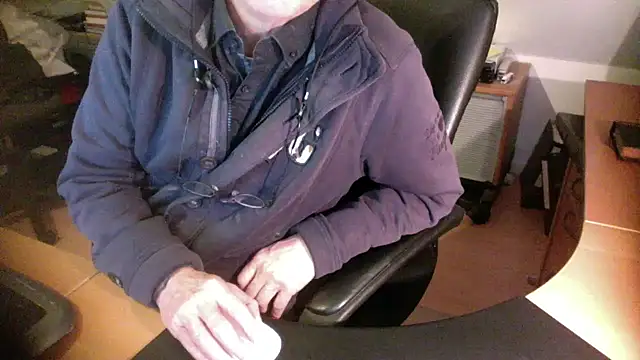 Snapshot of outlaw200 chatting on December 13, 2024, 3:43 pm outlaw200 online show from December 13, 2024, 3:43 pm