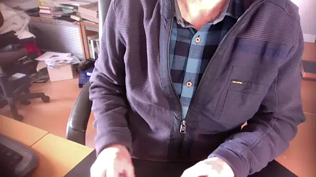 Snapshot of outlaw200 chatting on December 17, 2024, 12:43 pm outlaw200 online show from December 17, 2024, 12:43 pm