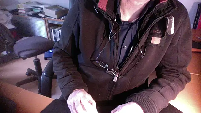 Snapshot of outlaw200 chatting on December 19, 2024, 11:39 am outlaw200 online show from December 19, 2024, 11:39 am