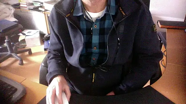 Snapshot of outlaw200 chatting on December 27, 2024, 11:28 am outlaw200 online show from December 27, 2024, 11:28 am