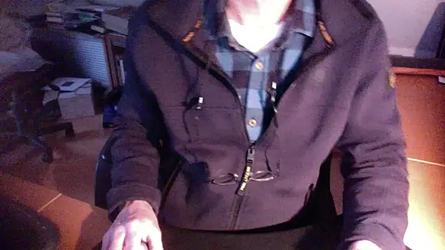 Snapshot of outlaw200 chatting on December 27, 2024, 3:15 pm outlaw200 online show from December 27, 2024, 3:15 pm