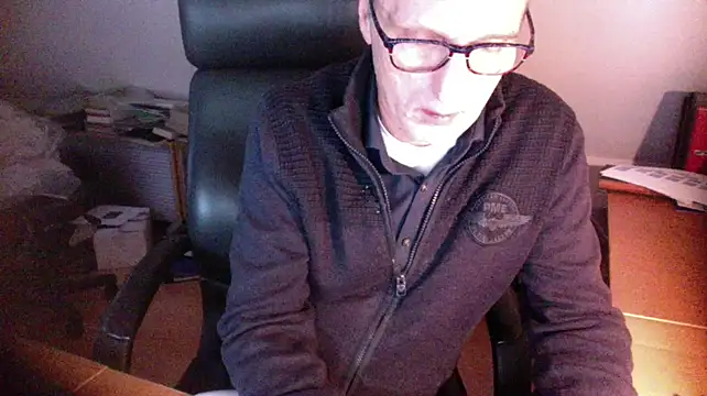 Snapshot of outlaw200 chatting on January 1, 2025, 2:42 pm outlaw200 online show from January 1, 2025, 2:42 pm