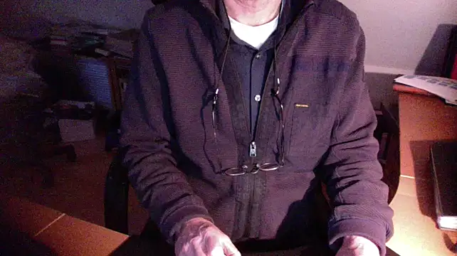 Snapshot of outlaw200 chatting on January 2, 2025, 3:40 pm outlaw200 online show from January 2, 2025, 3:40 pm