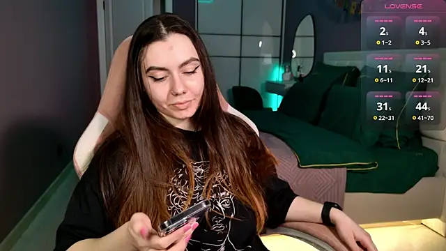 Foxohlove online show from March 9, 2025, 6:43 pm