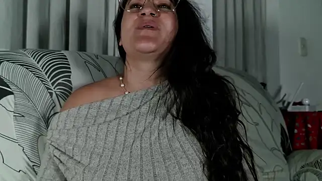 DeesseLuxure online show from April 18, 2026, 4:38 am