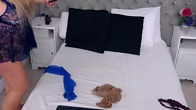 VoluptuousLeona online show from March 19, 2025, 3:41 am