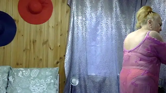 Snapshot of Emma52610 chatting on October 8, 2025, 7:28 am Emma52610 online show from October 8, 2025, 7:28 am