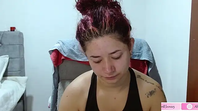 abril love2 online show from February 3, 2025, 9:39 pm