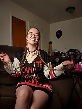 Izzy Hellbourne online show from June 5, 2026, 7:08 pm