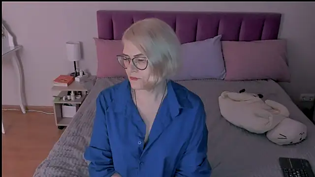 sabrinamacmarren online show from March 11, 2025, 7:25 pm