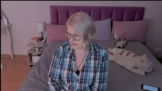 sabrinamacmarren online show from March 22, 2025, 8:15 pm