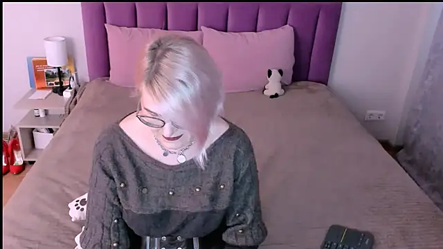 sabrinamacmarren online show from November 25, 2025, 12:49 pm