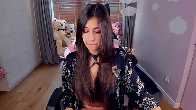 MiaSilkX online show from October 28, 2025, 12:19 pm