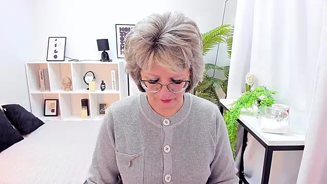 EvelynJoyful online show from November 17, 2025, 5:13 am