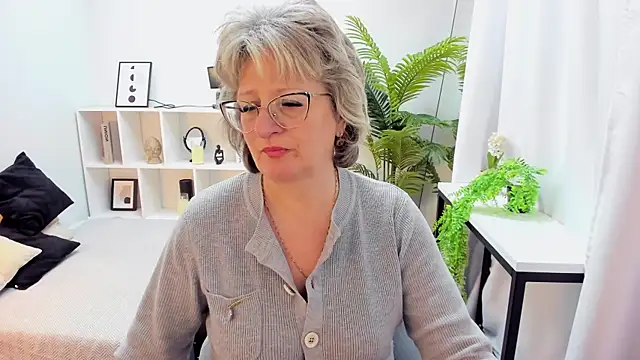 EvelynJoyful online show from November 19, 2025, 5:07 am