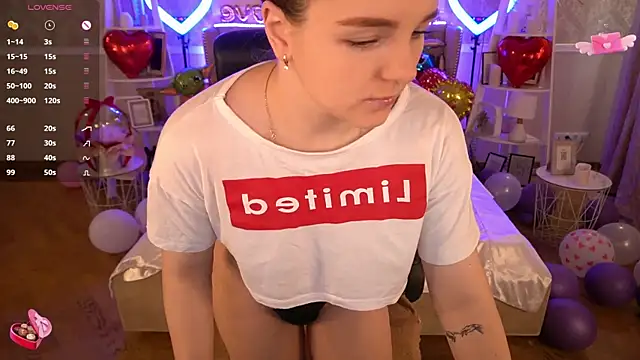 Snapshot of FoxyShy chatting on February 19, 2025, 12:55 pm FoxyShy online show from February 19, 2025, 12:55 pm