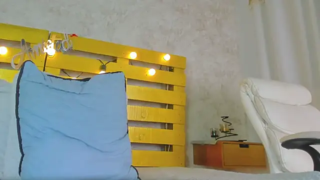 cristinapuerta  online show from September 24, 2025, 11:46 am