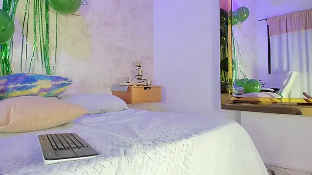 cristinapuerta  online show from March 14, 2026, 12:10 pm