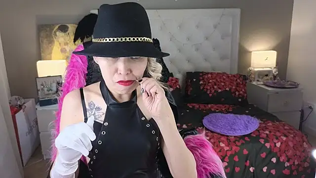 RoxalanaStar online show from June 5, 2026, 10:54 am