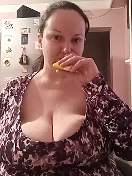 Snapshot of BustyLadyAlma chatting on February 17, 2026, 6:43 am BustyLadyAlma online show from February 17, 2026, 6:43 am