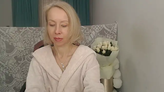 LuxuryNika online show from November 27, 2025, 3:36 pm