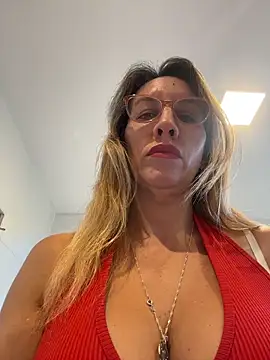 Gatitacarlita online show from March 3, 2026, 10:32 am