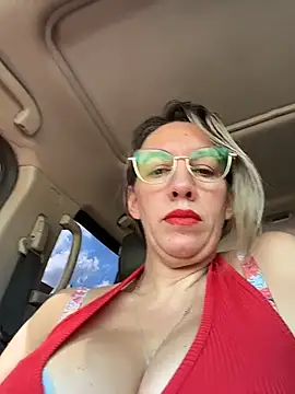 Gatitacarlita online show from April 5, 2026, 4:37 pm