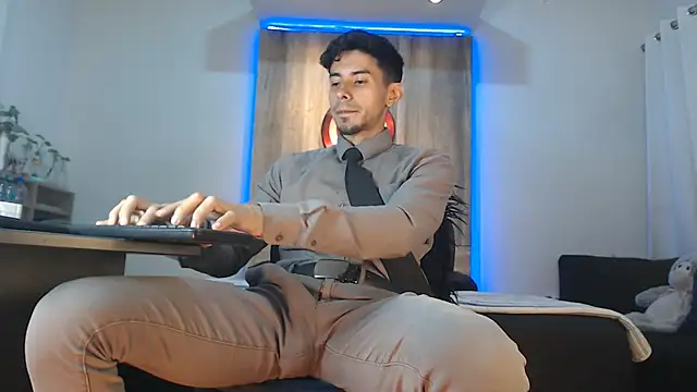 Andrew 4  online show from November 8, 2025, 4:34 am