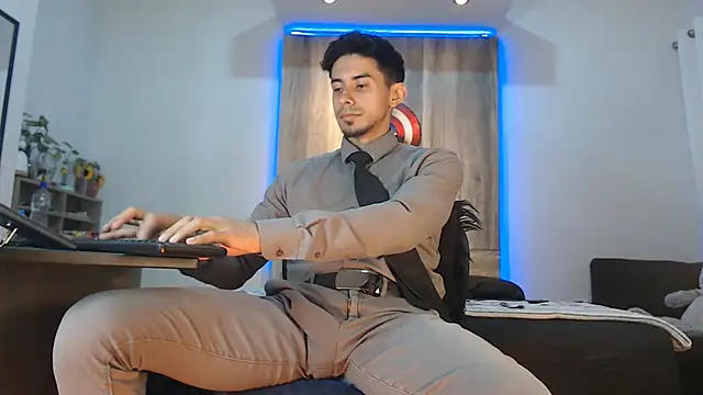 Andrew 4  online show from November 11, 2025, 2:33 am