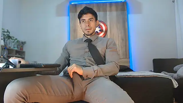 Andrew 4  online show from November 18, 2025, 4:39 am