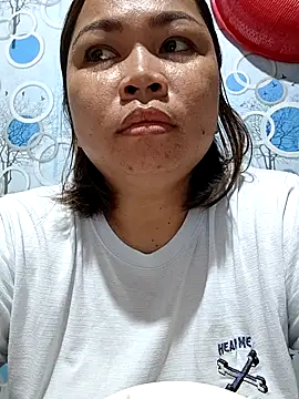 XXLorie 02 online show from December 13, 2025, 9:42 pm