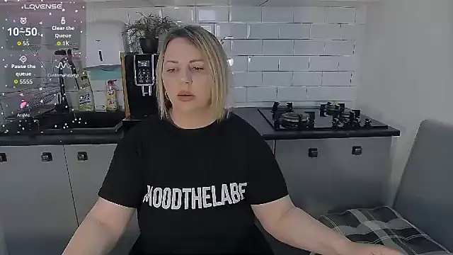 erikaerika online show from April 17, 2026, 8:28 am