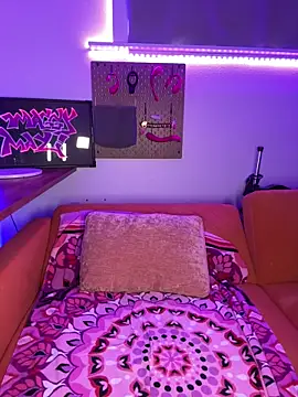 MaggyMayI online show from April 14, 2026, 4:02 pm