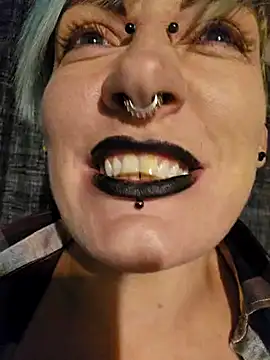 Snapshot of PinkTheHawk chatting on December 31, 2024, 10:58 am PinkTheHawk online show from December 31, 2024, 10:58 am