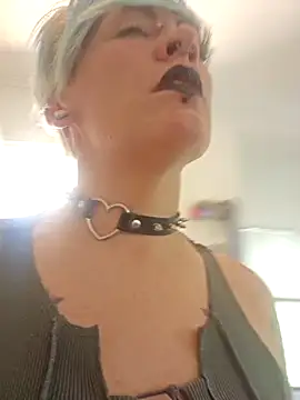 Snapshot of PinkTheHawk chatting on January 7, 2025, 1:17 am PinkTheHawk online show from January 7, 2025, 1:17 am